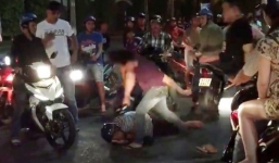 Cầm cọc tiền đòi ném chết người, thanh niên kỳ thị vùng miền bị đánh 'sấp mặt'