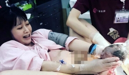 Khoảnh khắc sản phụ tự tay đỡ con chào đời gây sốt mạng xã hội