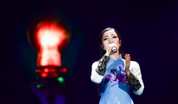 Phạm Thu Hà ngọt ngào với 'Đêm nay anh ở đâu'