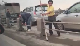 Hà Nội: Truy tìm hàng loạt tài xế chạy trốn CSGT bằng việc tháo dải phân cách cầu Thanh Trì