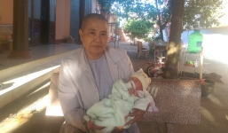 Phát hiện bé sơ sinh còn nguyên dây rốn bị bỏ rơi trước cổng chùa