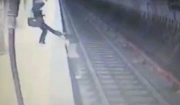 Người phụ nữ đẩy nạn nhân xuống đường ray rồi thản nhiên bước đi