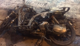 Cãi nhau với bạn gái, nam thanh niên đốt luôn xe tay ga giữa đường