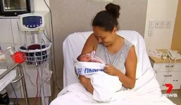 Chồng đóng kín cửa để ngủ không nghe thấy tiếng gào thét của vợ, tỉnh dậy mới nhận ra điều bất ngờ