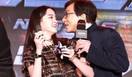 Mặc chỉ trích nhiều lần, Thành Long tiếp tục có hành động thân mật với 'thần đồng âm nhạc' 17 tuổi