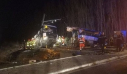 Tàu lửa tông xe bus gẫy đôi khiến hàng chục người thương vong