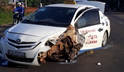 Trốn CSGT, taxi chở pháo lậu đâm xe tải, đứt lìa bánh trước