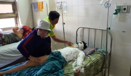 Thách nhau leo trụ điện để giành bạn gái, nam sinh lớp 9 suýt mất mạng