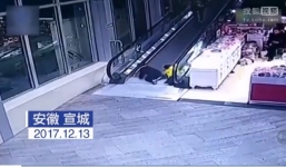 Bé trai bị kẹp đứt tay vì ngã trên thang cuốn