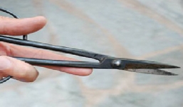 Mẹ chồng dùng kéo đâm con dâu ngay tại tiệc sinh nhật cháu trai chỉ vì 'lỡ lời'