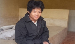 Mâu thuẫn với hàng xóm, nam thanh niên dùng dao chém ngang cổ