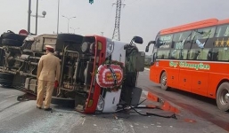 Xe đi đám tang đâm nát đầu xế hộp, nhiều người bị thương