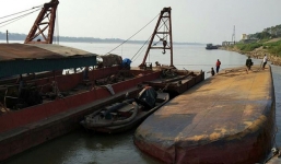 Hai tàu chở cát đâm nhau trên sông Hồng, thuyền trưởng mất tích