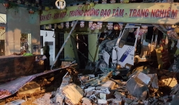 Tránh xe máy vượt đèn đỏ, xe tải đâm sập tường ngôi chùa ở Sài Gòn