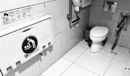 Trung Quốc: Đặt phòng 'Mẹ và bé' trong nhà vệ sinh nam, sân bay quốc tế ở Bắc Kinh nhận 'một rổ gạch đá'