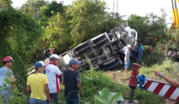Xe bồn va chạm với ô tô 7 chỗ, lộn nhào xuống mương nước