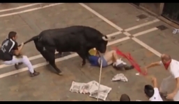 Kinh hoàng khoảnh khắc bò tót hung hăng tấn công người trong đấu trường ở Mexico