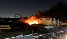 Xưởng mút ở TP.HCM bùng cháy dữ dội, hàng chục hộ dân phải di tản trong đêm