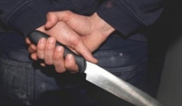 Mâu thuẫn trên bàn tiệc, gã thanh niên dùng dao đâm bạn cùng xã thủng ruột