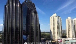 Tòa nhà mới tinh giống hình con trai khiến người dân cảm thấy hoang mang