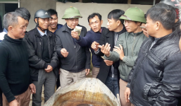 Lạ lùng người dân mua cá chình 'khủng' để phóng sinh