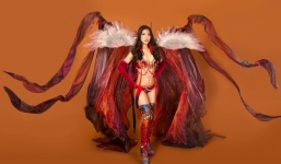 Bộ nội y nặng 25kg thiết kế không khác gì Victoria’s Secret của Loan Vương