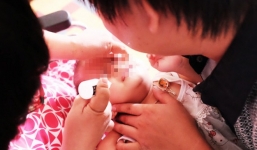 Bà chữa mẹo nhỏ chanh vào mắt cháu khiến bé trai 15 ngày tuổi bị loét giác mạc nghiêm trọng