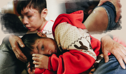 Sáng nay, bé trai 10 tuổi bị bố đẻ và mẹ kế bạo hành đã đi học trở lại