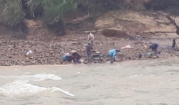 Cầu treo đứt cáp, học sinh lớp 4 rơi xuống sông mất tích