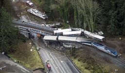 Nạn nhân vụ tàu hỏa rơi xuống cao tốc ở Mỹ: 'Người nảy tung như bóng'