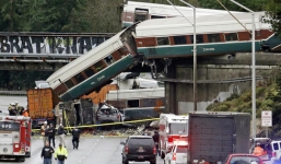 Mỹ: Tàu hỏa trật bánh lao xuống đường cao tốc, hàng chục người thương vong