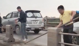 Tước bằng một tài xế tự ý tháo rào phân cách cầu Thanh Trì 