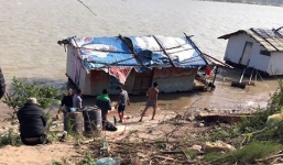 Vớt được xác đàn ông đang phân hủy trên sông Hồng