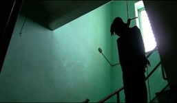 Con trai bàng hoàng phát hiện bố treo cổ bằng dây mắc võng tại nhà riêng