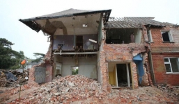 Nhận lệnh phá dỡ ngôi nhà cũ, người đàn ông không ngờ “trúng độc đắc” khi phát hiện bí mật sau bức tường gạch