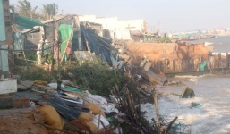 Ảnh hưởng bão số 15, sóng biển đánh sập hàng chục nhà dân ven biển Phan Thiết