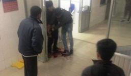 Con trai đâm trọng thương hàng xóm ngay tại bệnh viện để trả thù cho mẹ