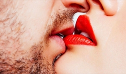 Lúc 'khóa môi' ai cũng nghiêng đầu sang phải và đây là lý do