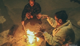 Người Sài Gòn mặc áo mưa, đốt lửa trong đêm sưởi ấm để mưu sinh dưới thời tiết lạnh nhất năm 20 độ C