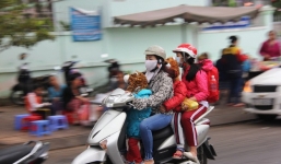 TP.HCM: Học sinh co ro, ngủ gục trên xe bố mẹ đi đến trường dưới thời tiết lạnh nhất năm