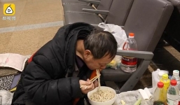 Chồng bỏ nhà ra sân bay ở gần 10 năm vì cãi nhau với vợ