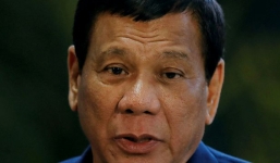 Tổng thống Philippines bị chỉ trích vì để cháu gái chụp ảnh trong cung điện