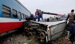 Xe tải cố vượt qua đường sắt bị tàu đâm biến dạng, tài xế trọng thương