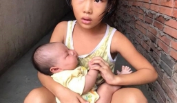 Bố bỏ đi theo vợ nhỏ, bé gái 7 tuổi nghỉ học ở nhà lấy sữa lon pha loãng cho em 2 tháng uống vì không có tiền