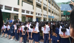 Hình ảnh xúc động: Hàng nghìn HS trường Trần Phú TP.HCM cúi đầu vĩnh biệt thầy hiệu trưởng đột ngột qua đời