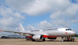 Cãi nhau, vợ hơn 10 tuổi đấm chồng sưng mắt trên máy bay