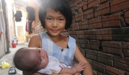 Hơn 150 triệu đã gởi đến gia đình bé gái 7 tuổi bị bố bỏ rơi, phải nghỉ học ở nhà trông em 2 tháng tuổi cho mẹ đi làm