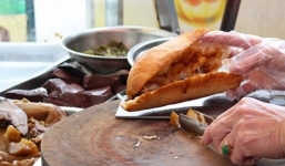 Ăn sáng bánh mỳ, 72 học sinh nghỉ học bất thường