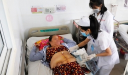 Cà Mau: Mất con trong bụng, một phụ nữ phải gắn hậu môn nhân tạo suốt 27 năm mà không biết bị cắt gần hết ruột già