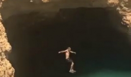 Chàng trai gặp cái 'kết đắng' khi nhảy từ độ cao 15m xuống hố sâu